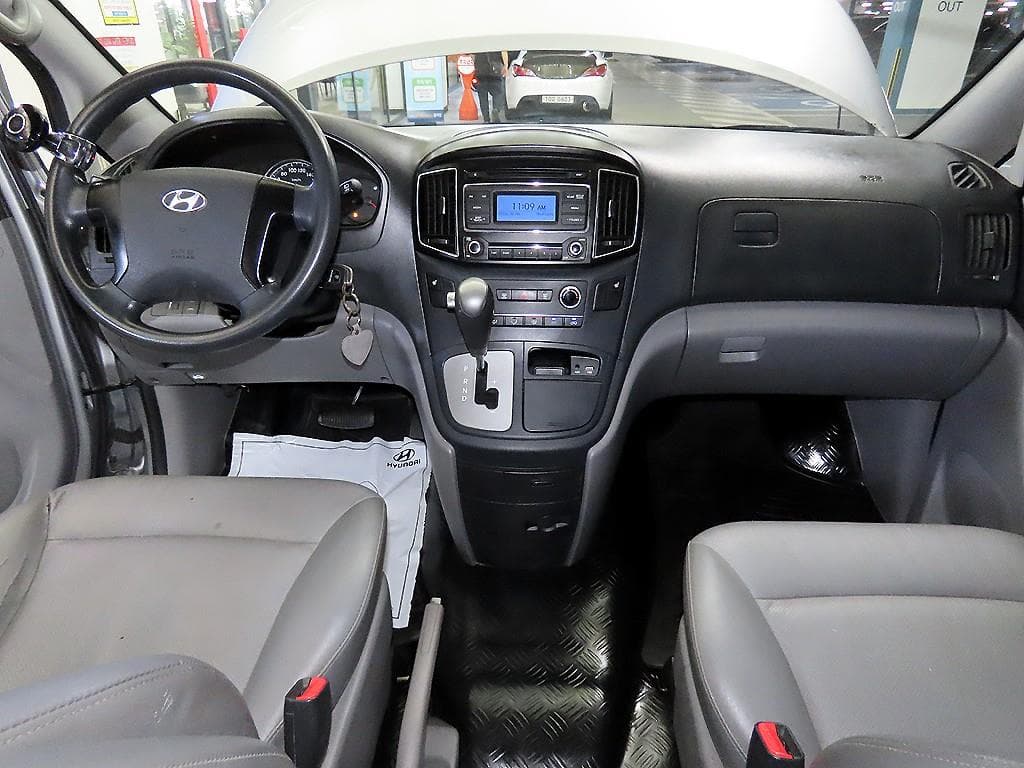 Hyundai Grand Starex5-seater Van Modern - 10