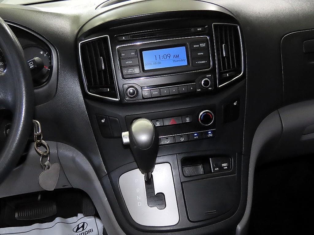 Hyundai Grand Starex5-seater Van Modern - 11