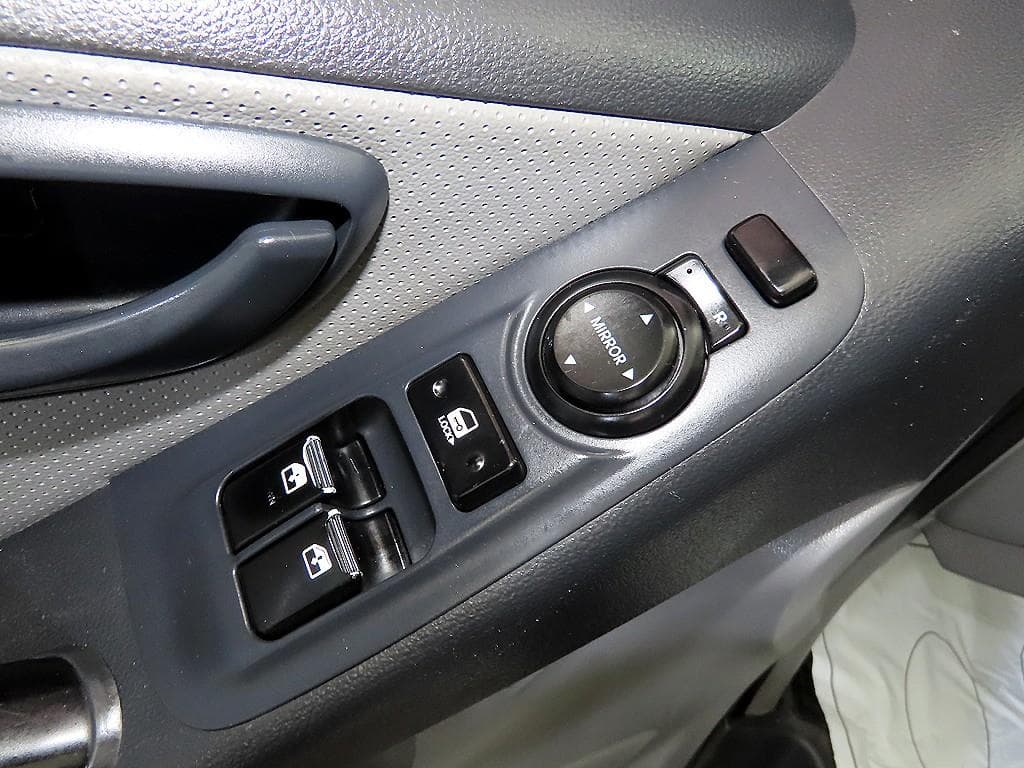 Hyundai Grand Starex5-seater Van Modern - 12