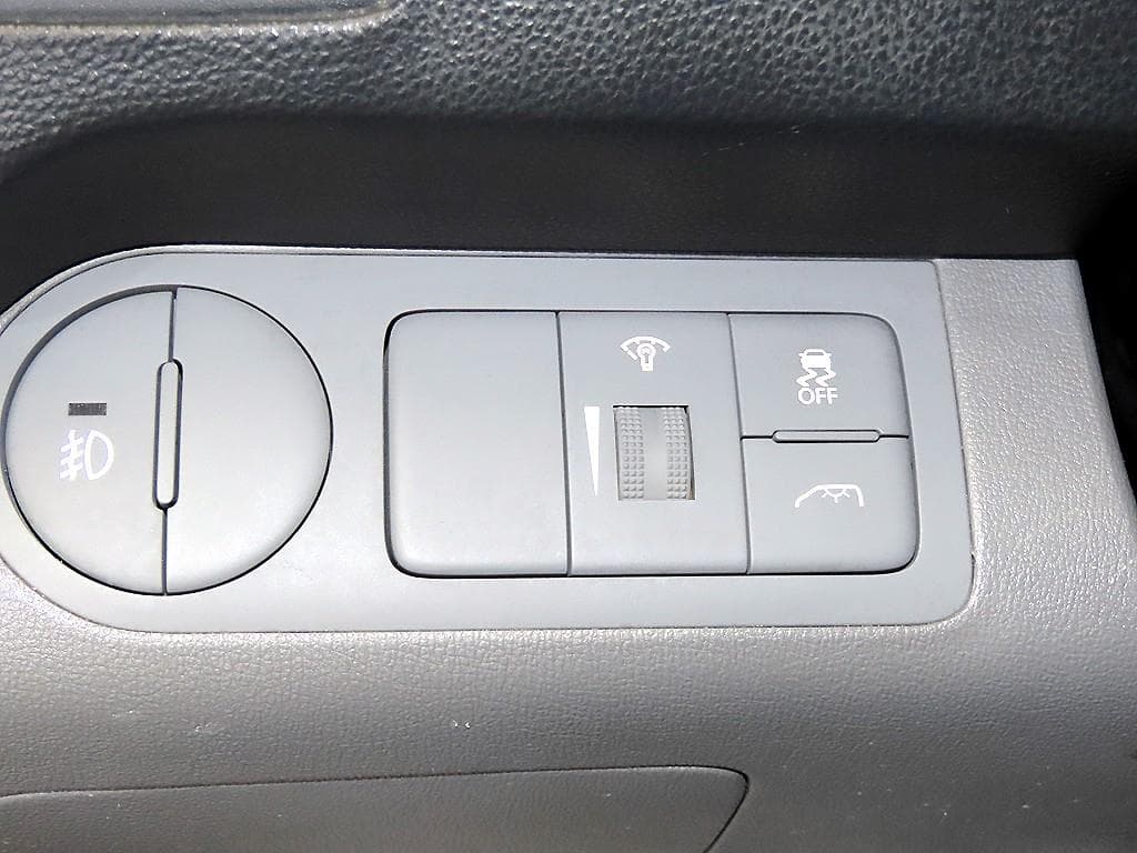Hyundai Grand Starex5-seater Van Modern - 13