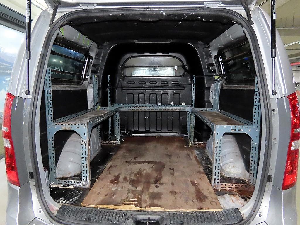 Hyundai Grand Starex5-seater Van Modern - 15