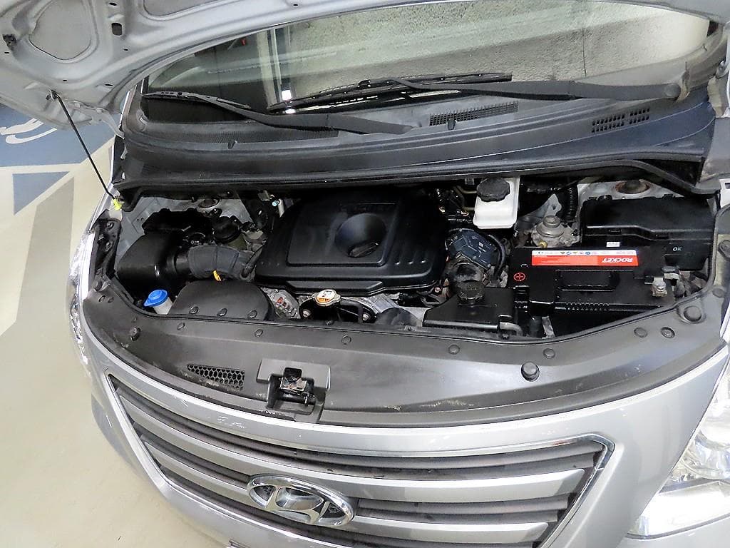 Hyundai Grand Starex5-seater Van Modern - 16