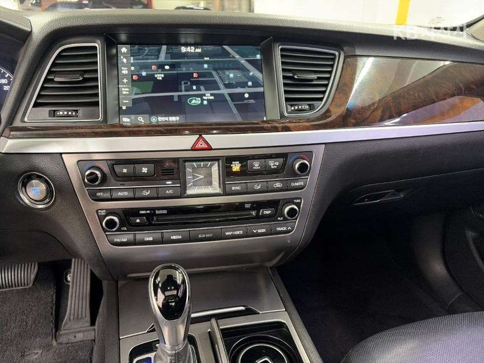 Hyundai GenesisDHG330 Premium AWD - 10