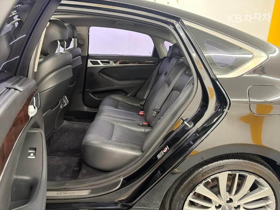 Hyundai GenesisDHG330 Premium AWD - 12