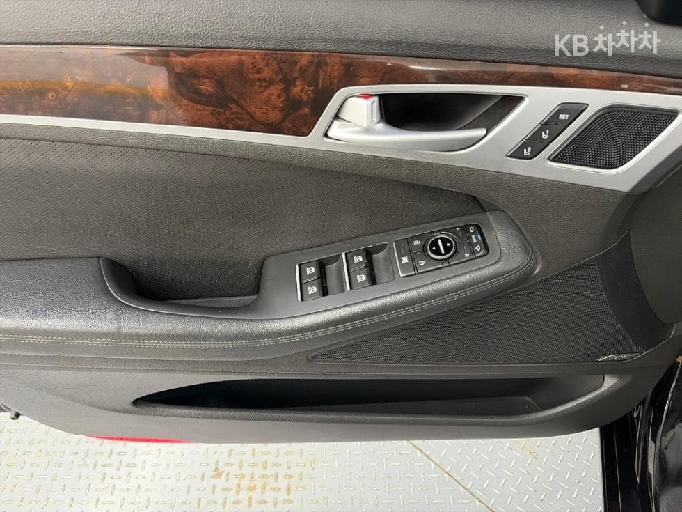 Hyundai GenesisDHG330 Premium AWD - 18