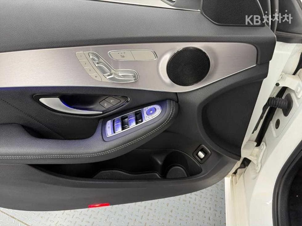 Mercedes-Benz The New (фейслифт) C-КласC200 AMG Line - 17