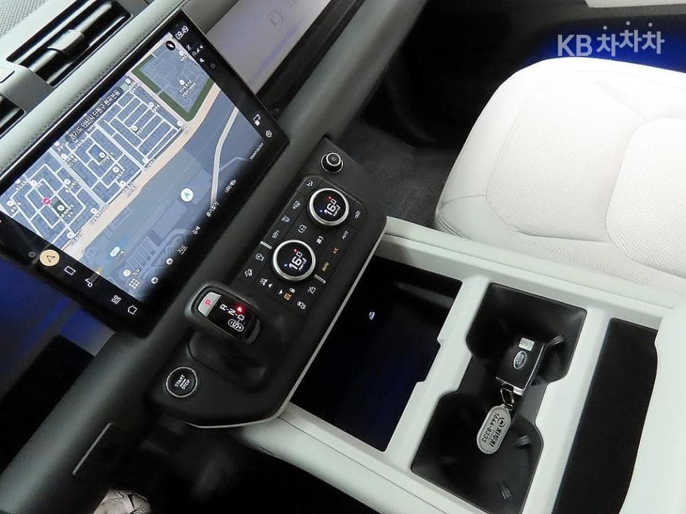 Land Rover 디펜더(L663)110 D300 X-DYN HSE - 16