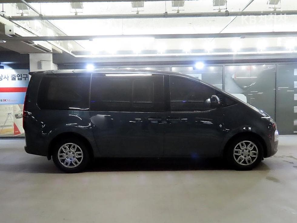 Hyundai Staria Cargo3.5 LPG Cargo 5 Modern - 3