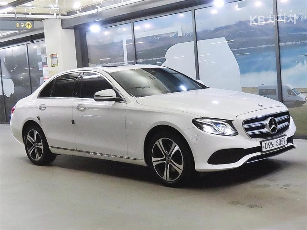Mercedes-Benz E-Class (W213) E220d 4MATIC Avantgarde - Image 1