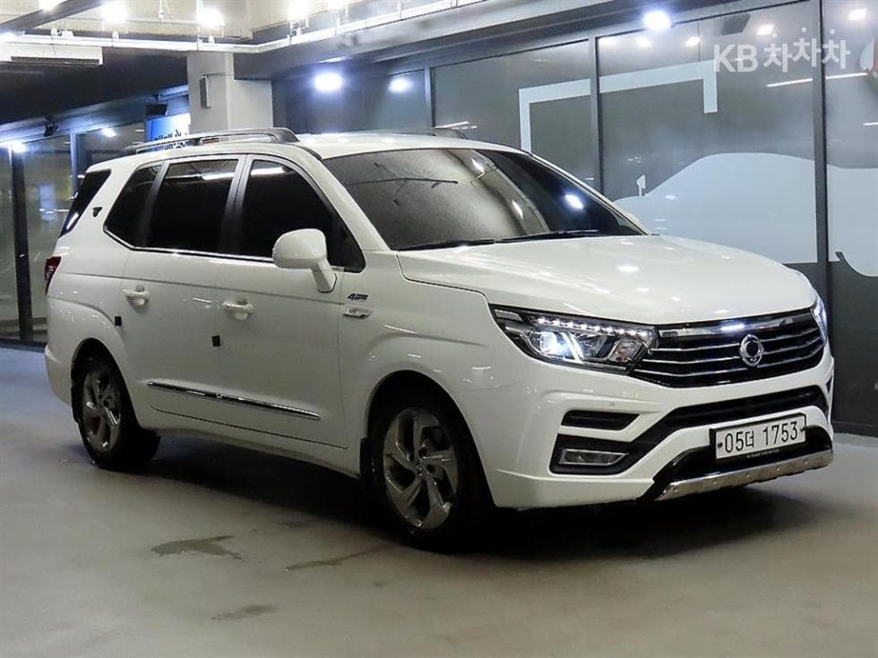KG Mobility 코란도 투리스모 9-seater 4WD TX - Image 1