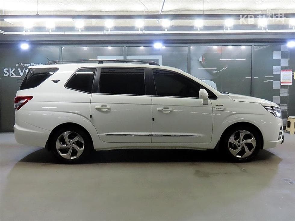 KG Mobility 코란도 투리스모9-seater 4WD TX - 3