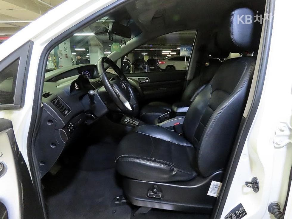 KG Mobility 코란도 투리스모9-seater 4WD TX - 6