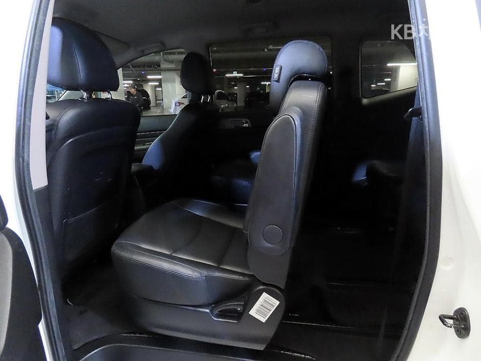 KG Mobility 코란도 투리스모9-seater 4WD TX - 7