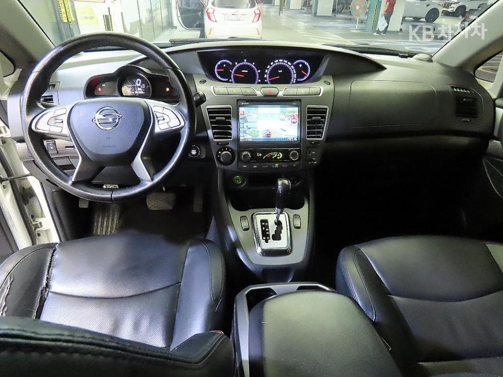 KG Mobility 코란도 투리스모9-seater 4WD TX - 11