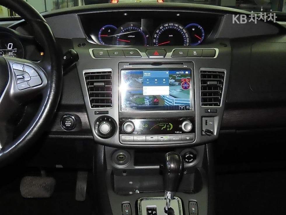 KG Mobility 코란도 투리스모9-seater 4WD TX - 12