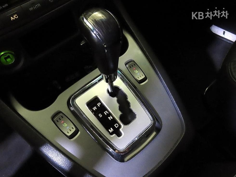 KG Mobility 코란도 투리스모9-seater 4WD TX - 13