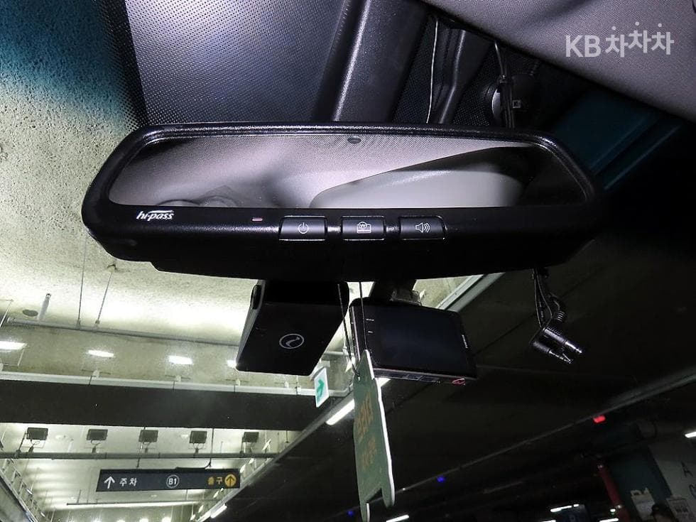 KG Mobility 코란도 투리스모9-seater 4WD TX - 16