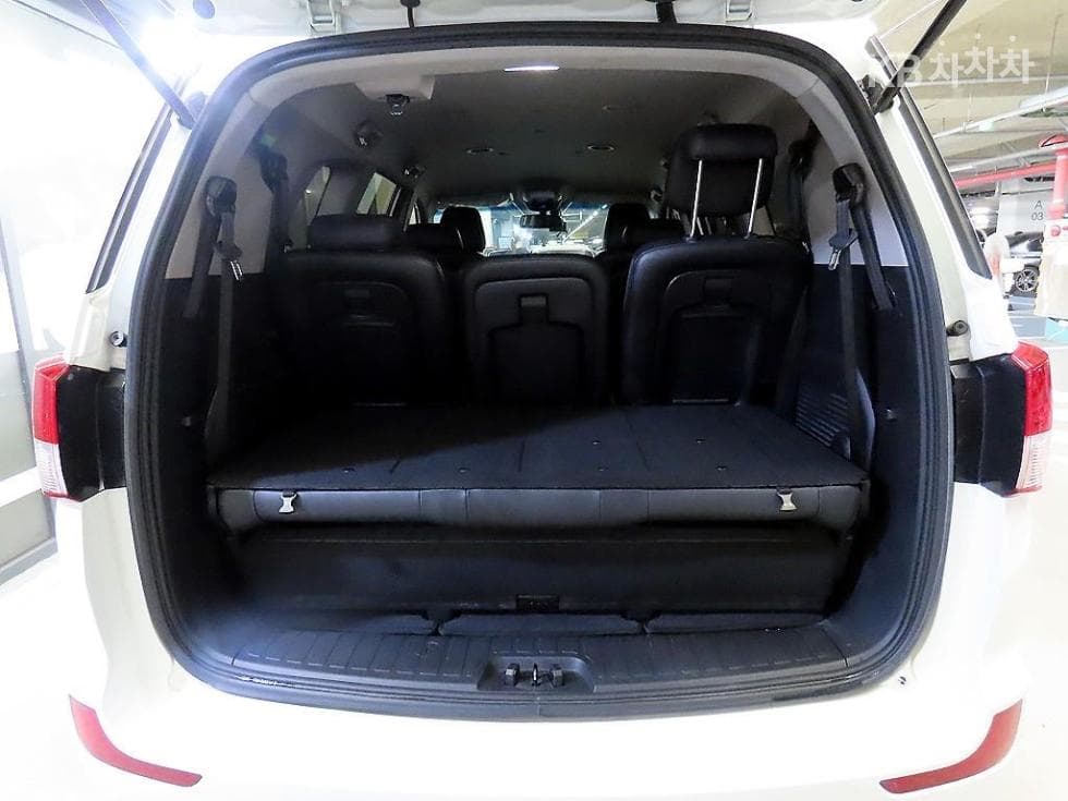 KG Mobility 코란도 투리스모9-seater 4WD TX - 17