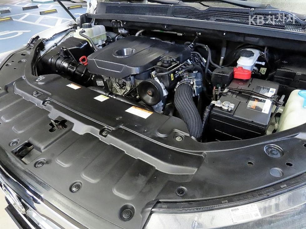 KG Mobility 코란도 투리스모9-seater 4WD TX - 19