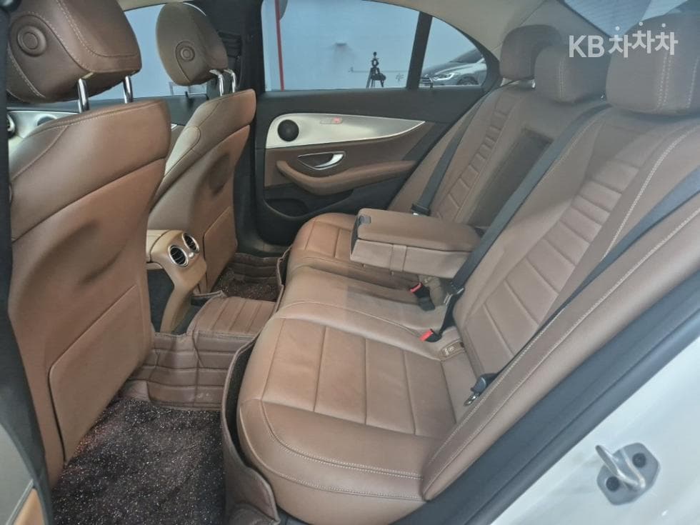 Mercedes-Benz E-Class (W213)E300 Avantgarde - 12