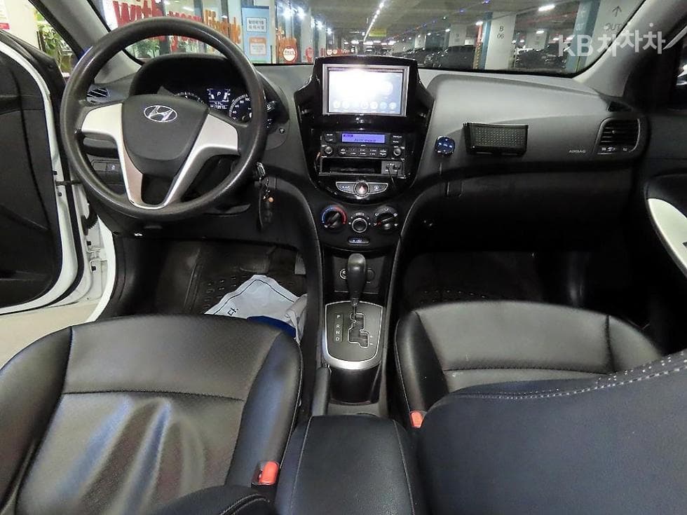 Hyundai Accent(신형)1.6 VGT Smart - 10