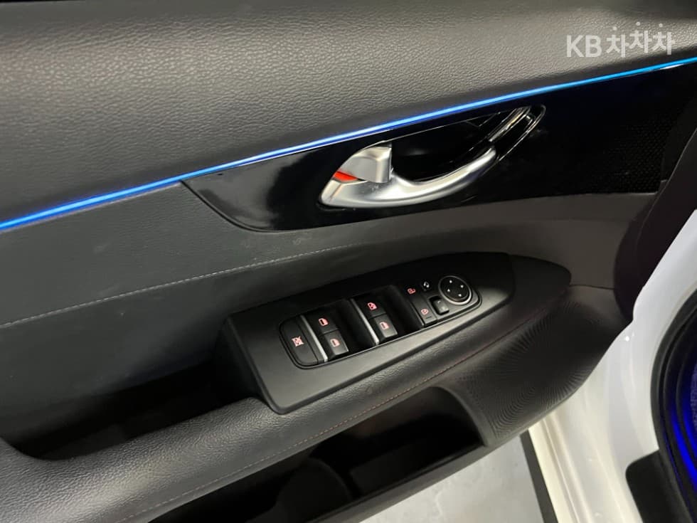 Киа The New (фейслифт) K3 GT(BD)1.6 Турбо Бензин Директ Инжекция 5-врати Signature - 14