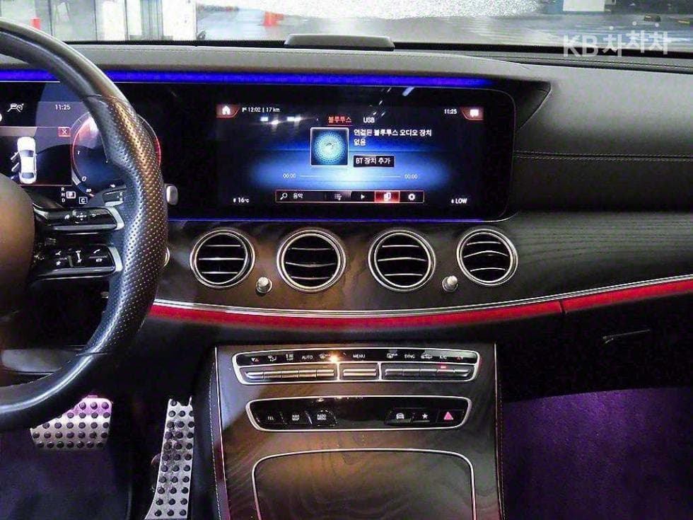Mercedes-Benz E-Клас (W213)E220d 4MATIC AMG Line - 11