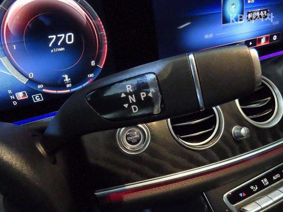 Mercedes-Benz E-Клас (W213)E220d 4MATIC AMG Line - 12