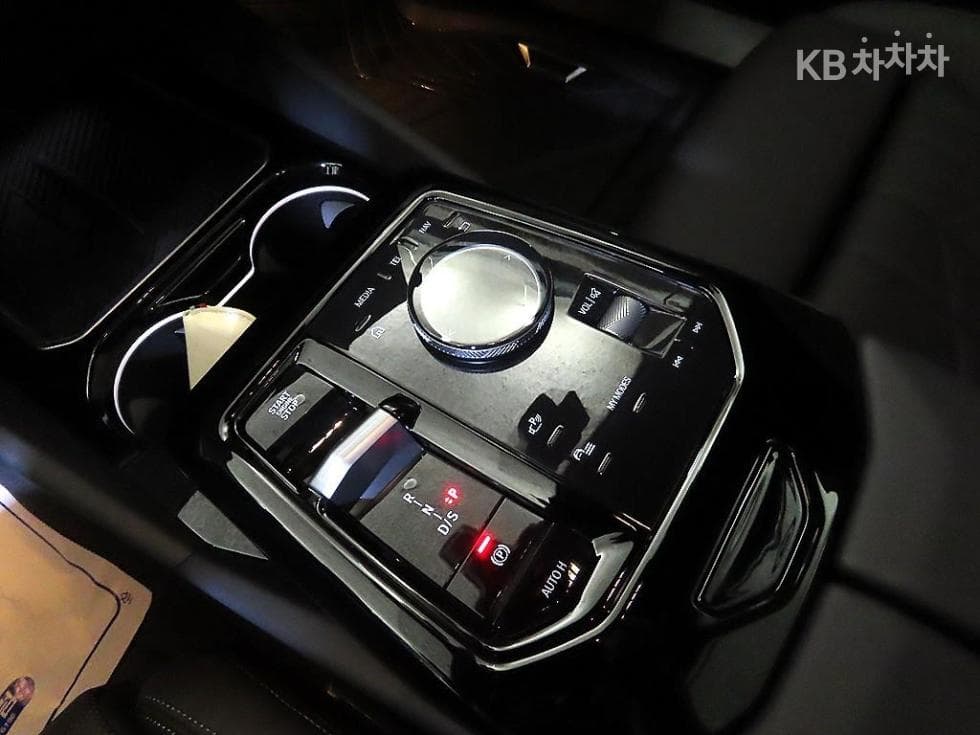 BMW Нов5 Серия(G60)520i SE - 12