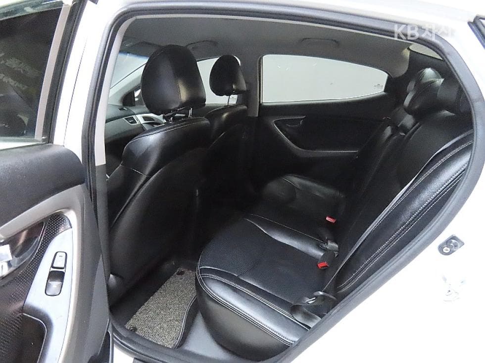Hyundai Avante (Elantra)MDM16 GDi PREMIER - 11