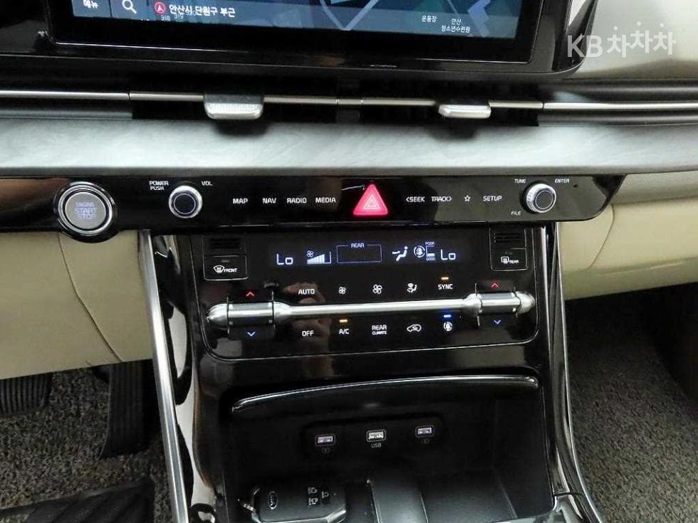 Kia Carnival 4th generationD2.2 9-seater Noblesse - 9