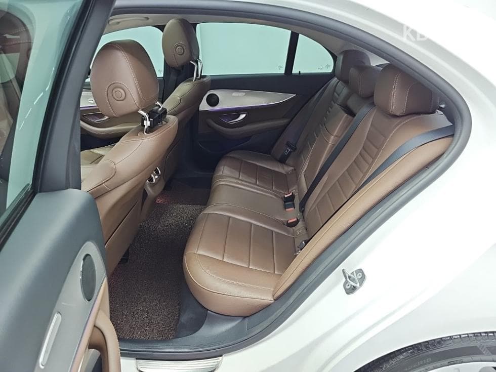 Mercedes-Benz Нов E-КласE200 Авангард W214 - 12
