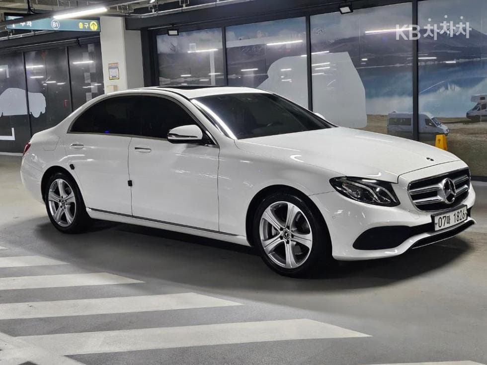 Mercedes-Benz E-Class (W213) E200 Avantgarde - Image 1