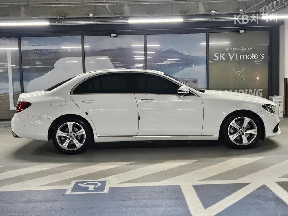 Mercedes-Benz E-Class (W213)E200 Avantgarde - 3