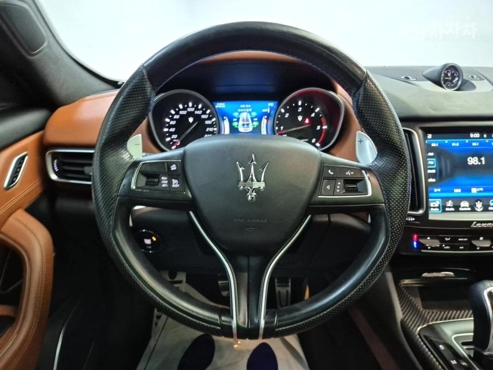 마세라티 르반떼3.0 Diesel AWD 그란스포츠 - 9