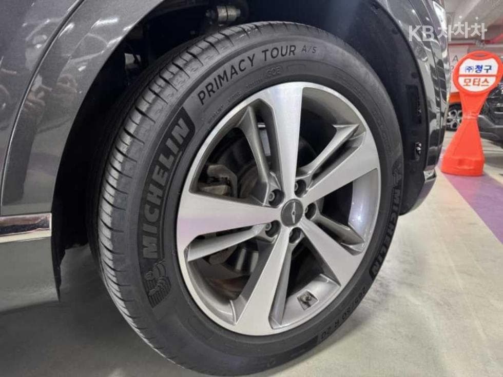 Genesis GV802.5 Turbo Gasoline 2WD - 6