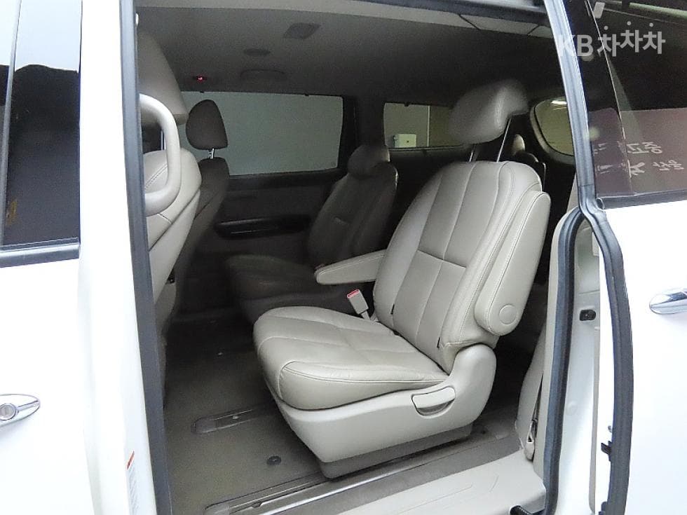 Kia All New Carnival9-seater 2.2 Diesel Noblesse - 11