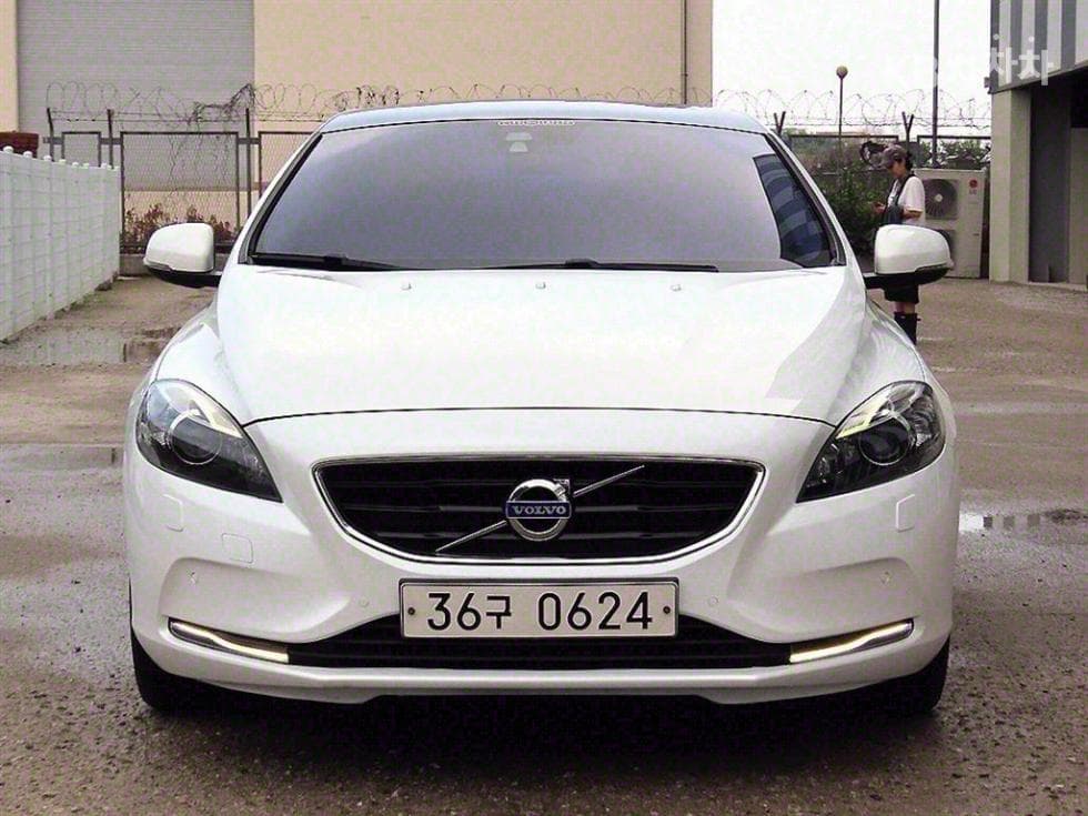 Volvo The New (фейслифт) V40 D3 모멘텀 - Image 1