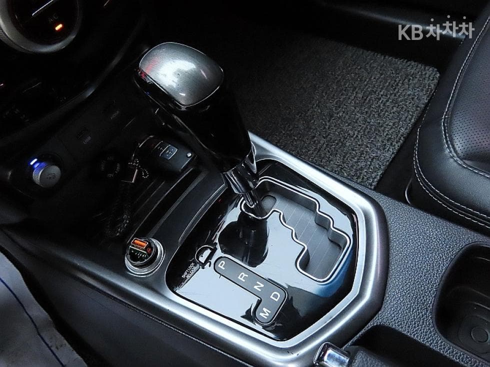 KG Mobility Tivoli 아머1.6 Diesel LX 2WD - 9