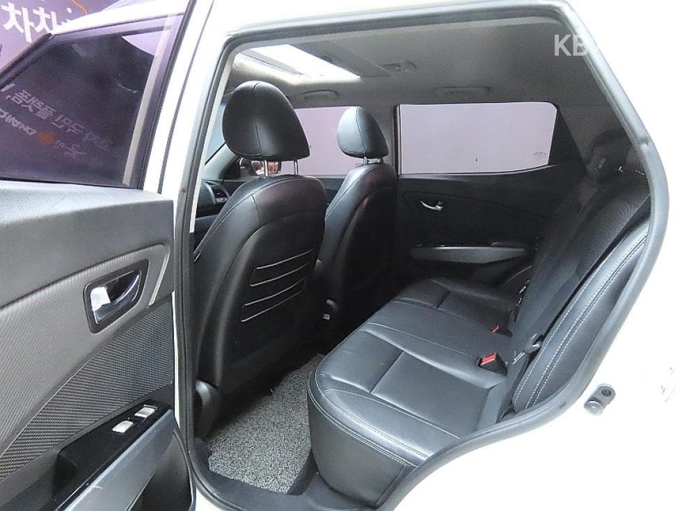 KG Mobility Tivoli 아머1.6 Diesel LX 2WD - 11