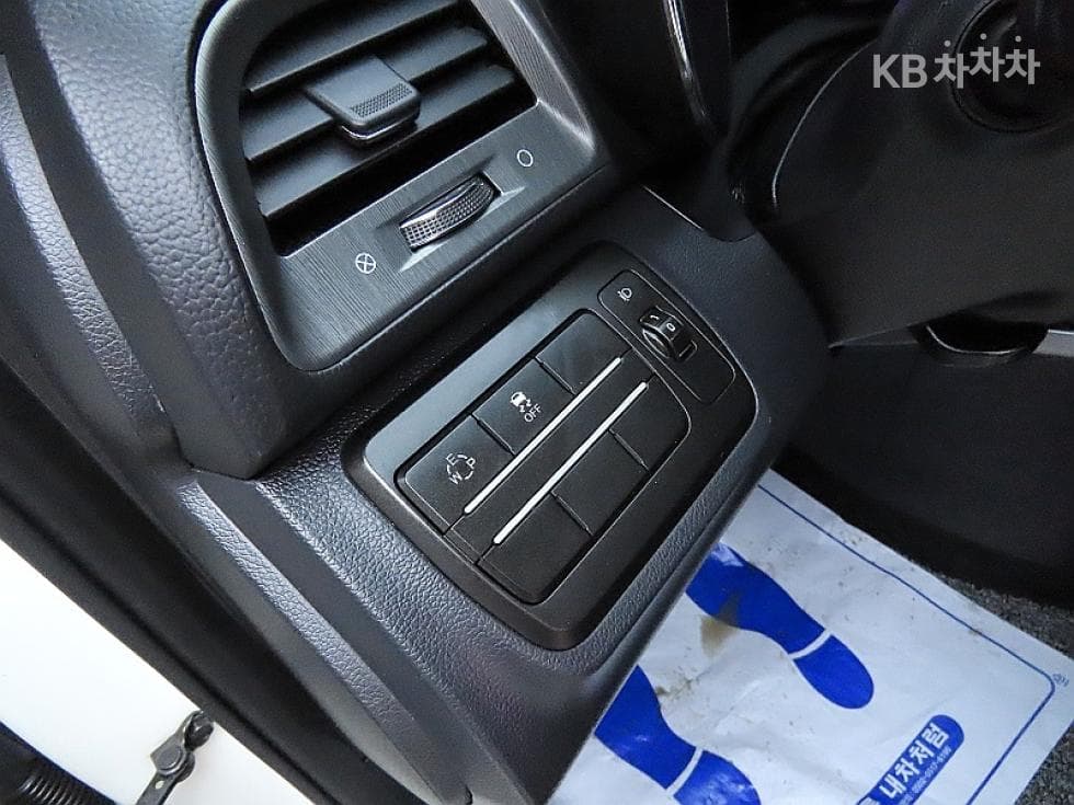 KG Mobility Tivoli 아머1.6 Diesel LX 2WD - 12