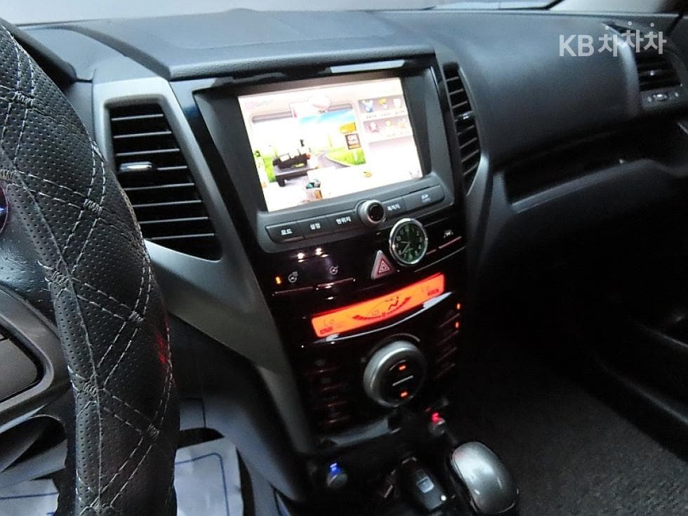KG Mobility Tivoli 아머1.6 Diesel LX 2WD - 16