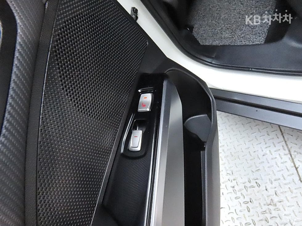 KG Mobility Tivoli 아머1.6 Diesel LX 2WD - 18
