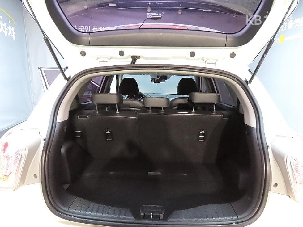 KG Mobility Tivoli 아머1.6 Diesel LX 2WD - 19