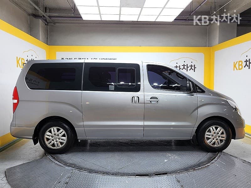 Hyundai Grand Starex 5 Passenger Van Hyundai - Image 3