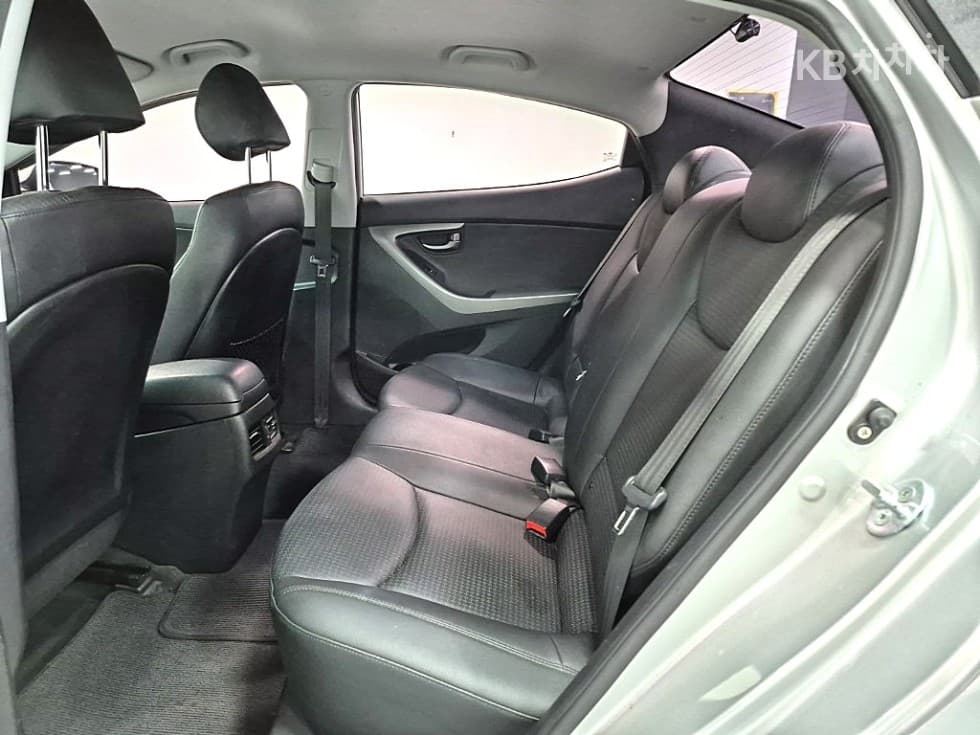 Хюндай The New (фейслифт) Avante (Elantra)1.6 GDi Modern Стандартен - 9
