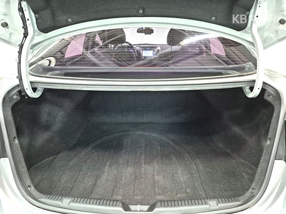 Хюндай The New (фейслифт) Avante (Elantra)1.6 GDi Modern Стандартен - 17
