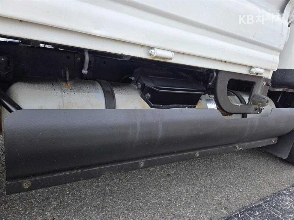 Киа The New (фейслифт) Бонго 3 (лек)파워게이트 1 тон 수직형(2단) Королевска кабина Удължено междуосие L - 17