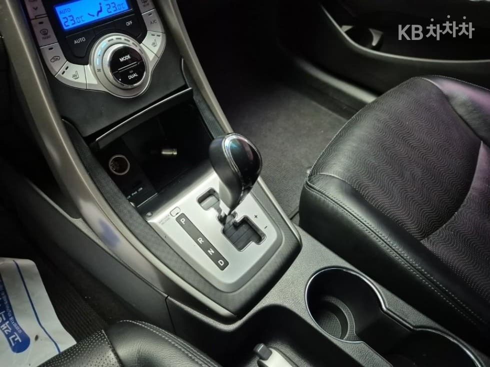 (14N6001)Hyundai AvanteMDM16 GDi LUXURY - 8