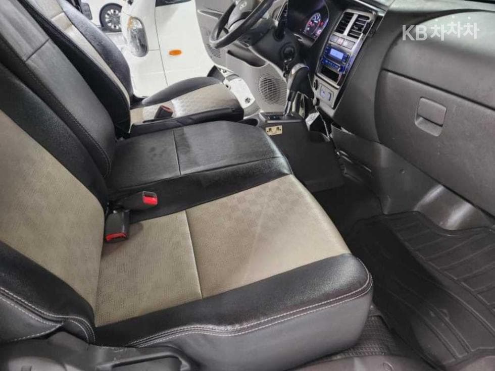Hyundai Porter 2Extra Long Double Cab CRDi Smart - 10